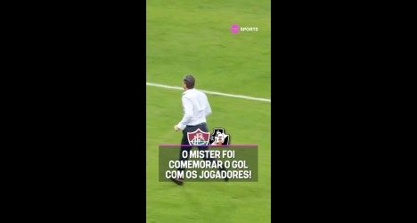 Pedro Emanuel celebra classificação do Vasco dentro do gramado no Maracanã