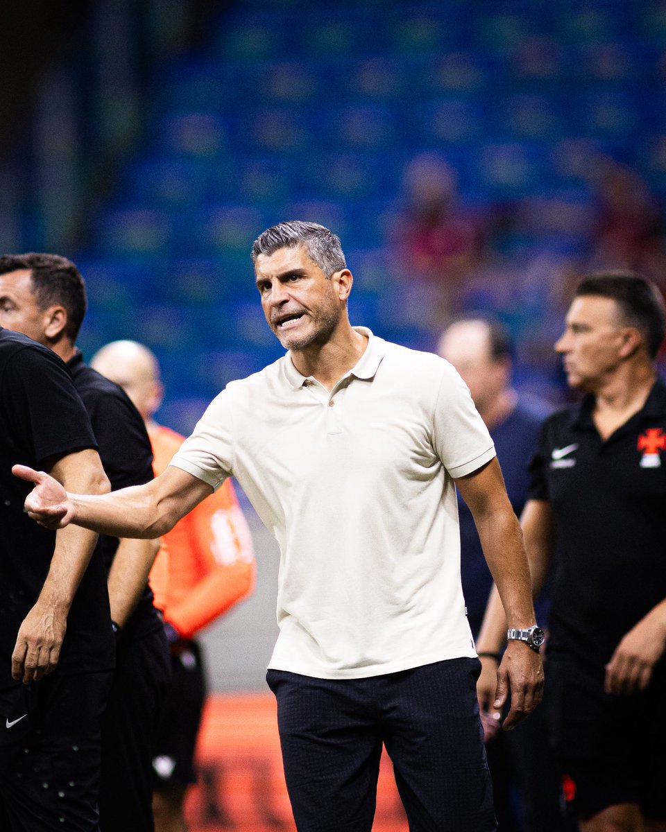 Pedro Emanuel cobra reforços e afirma que elenco do Vasco precisa de novas peças