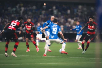 Polêmica na arbitragem marca confronto entre Flamengo e Cruzeiro