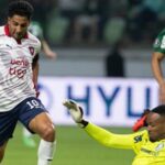 Polêmica na Libertadores: especialistas divergem sobre pênalti de Carlos Miguel
