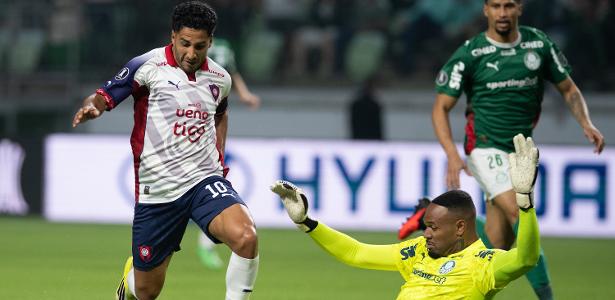 Polêmica na Libertadores: especialistas divergem sobre pênalti de Carlos Miguel