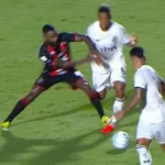 Polêmica no Barradão: entrada de Ramon em Danilo gera revolta em Vitória e Botafogo