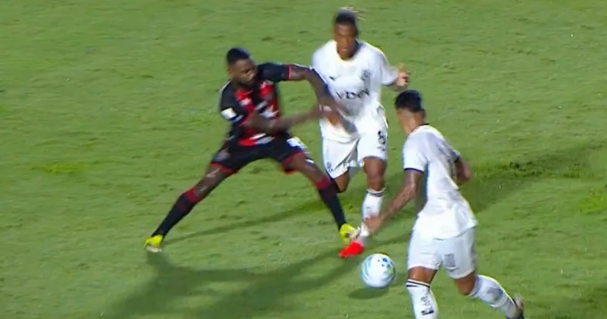 Polêmica no Barradão: entrada de Ramon em Danilo gera revolta em Vitória e Botafogo