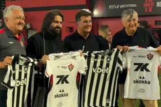 Presidentes de Botafogo e Vitória realizam troca de camisas em Salvador