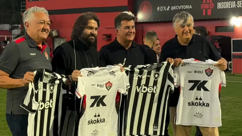Presidentes de Botafogo e Vitória realizam troca de camisas em Salvador