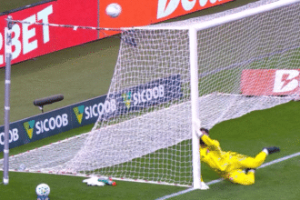 Protocolo de concussão é acionado após choque de Matheus Cunha em partida do Brasileirão