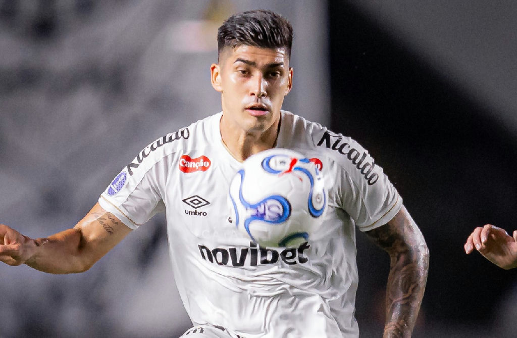 Racing monitora situação de Adonis Frías e avalia investida no zagueiro do Santos