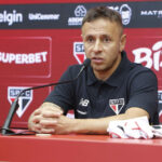 Rafinha enfrenta julgamento no STJD após ofensas a árbitro em duelo do São Paulo