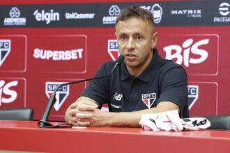 Rafinha enfrenta julgamento no STJD após ofensas a árbitro em duelo do São Paulo