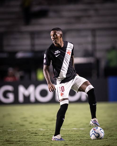 Robert Renan desfalca o Vasco contra o Cruzeiro após suspensão