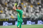 Rochet passa por cirurgia nas costas e desfalca o Internacional