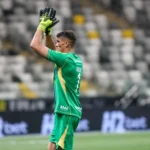 Rochet passa por cirurgia nas costas e desfalca o Internacional
