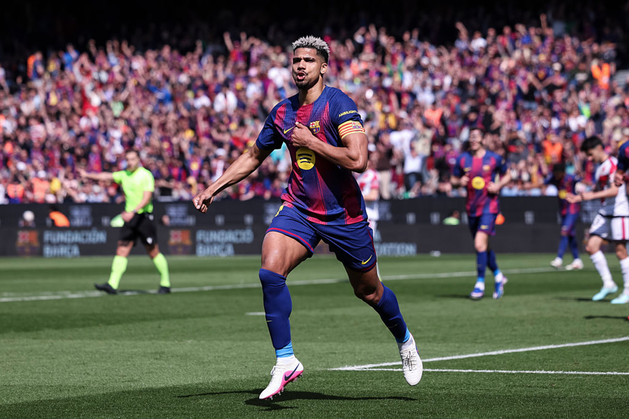 Ronald Araujo é emprestado ao Liverpool em movimento estratégico do Barcelona