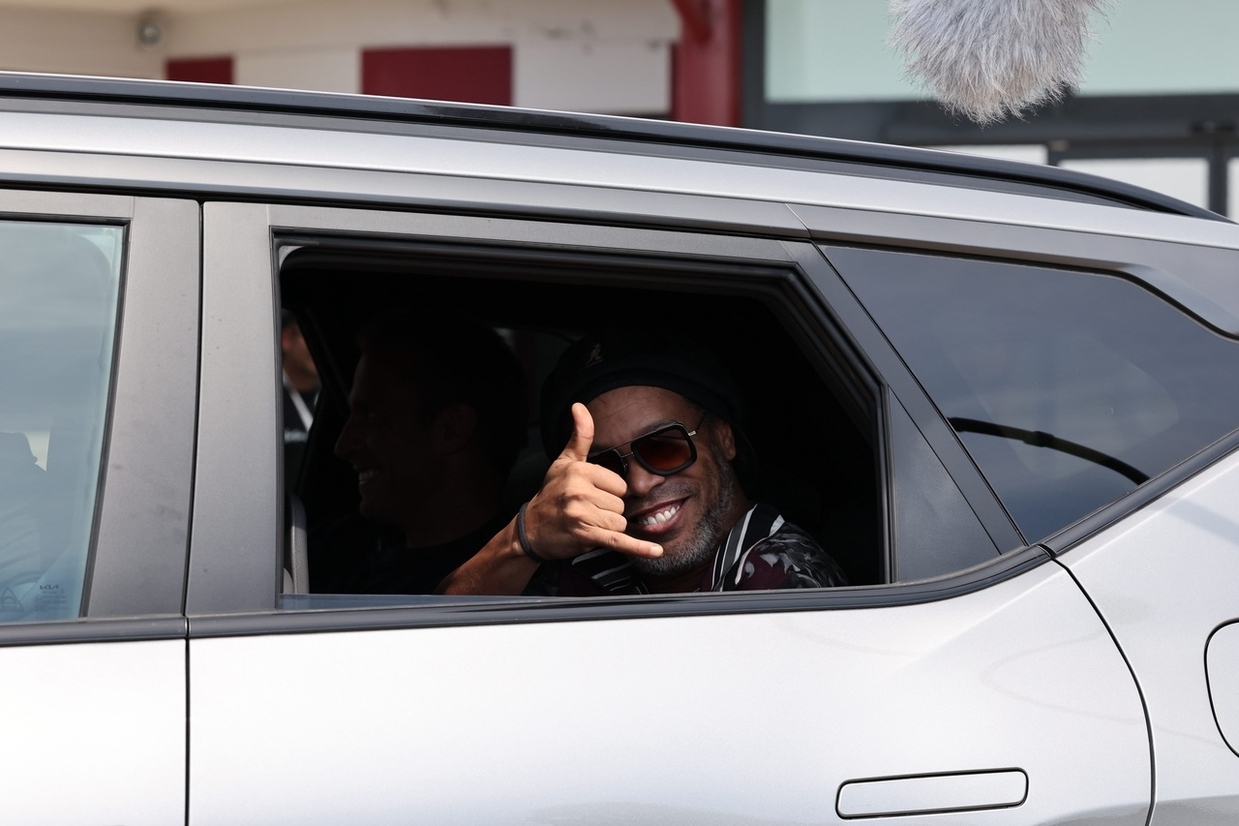 Ronaldinho Gaúcho surpreende ao desembarcar na Itália para parceria com clube