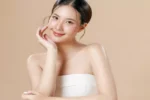 Rotina de skincare em camadas dispensa base e garante brilho natural à pele