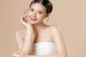 Rotina de skincare em camadas dispensa base e garante brilho natural à pele