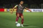 Samuel Xavier evita cirurgia no ombro e inicia recuperação no Fluminense