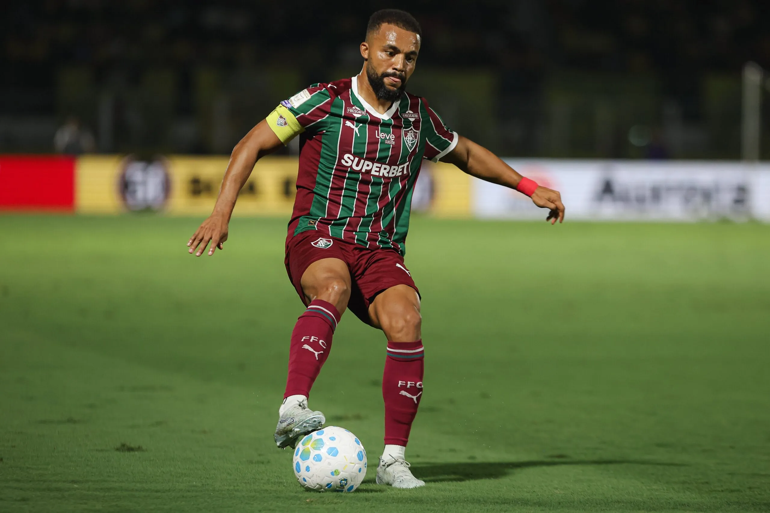 Samuel Xavier evita cirurgia no ombro e inicia recuperação no Fluminense