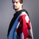 Santiago Sosa posa com a camisa do Vasco em ensaio oficial