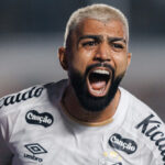 Santos homenageia Gabigol por marca histórica de 100 gols