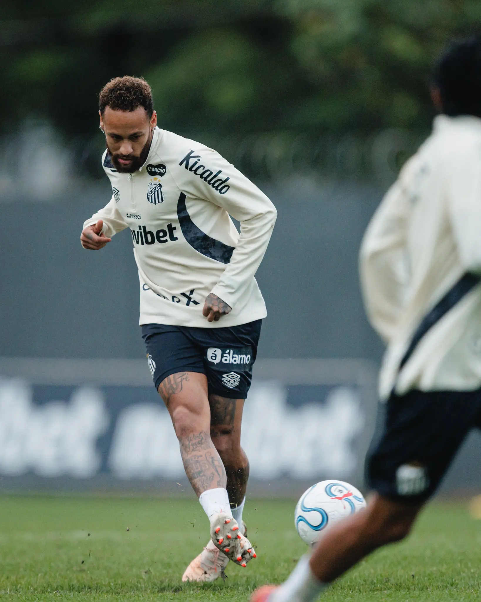 Santos intensifica preparação sob chuva para confronto na Sul-americana