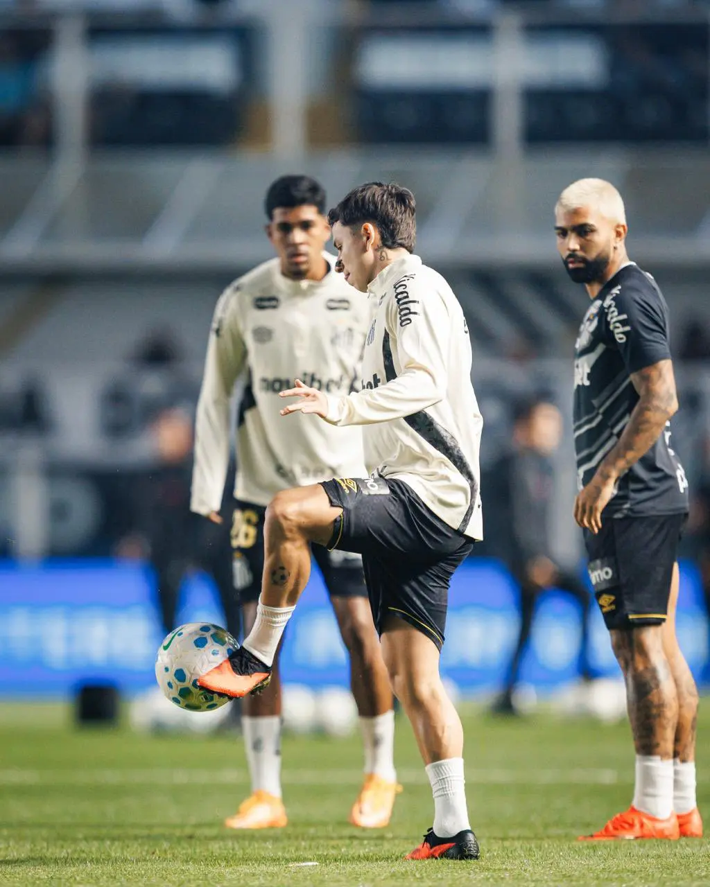 Santos recebe o Athletico-pr na Vila Belmiro em busca de fôlego no Brasileirão