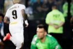 Santos respira no Brasileiro com atuações decisivas de Gabigol e zagueiros