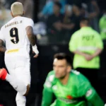 Santos respira no Brasileiro com atuações decisivas de Gabigol e zagueiros