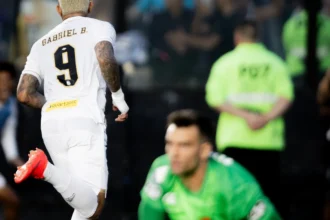 Santos respira no Brasileiro com atuações decisivas de Gabigol e zagueiros