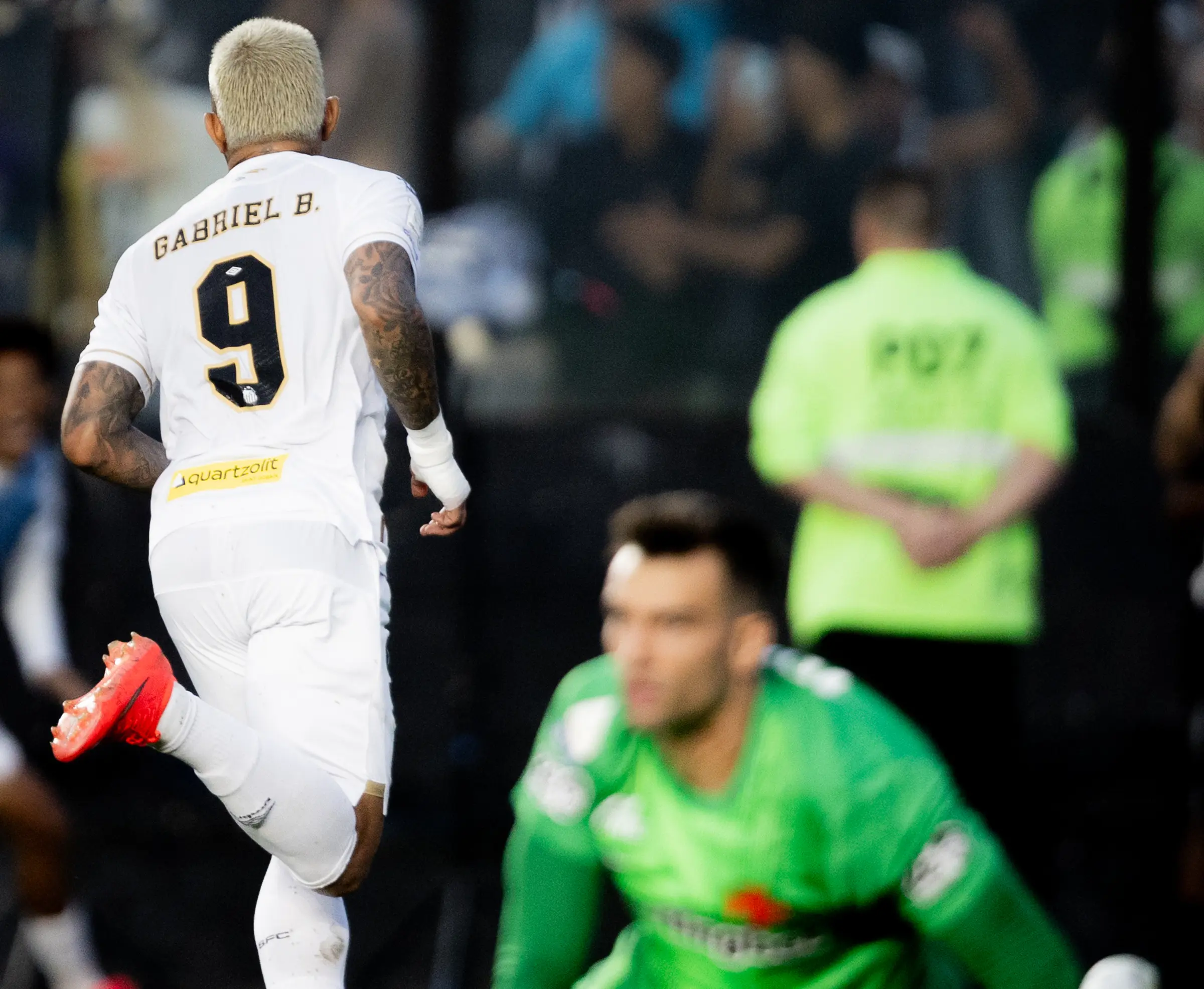 Santos respira no Brasileiro com atuações decisivas de Gabigol e zagueiros