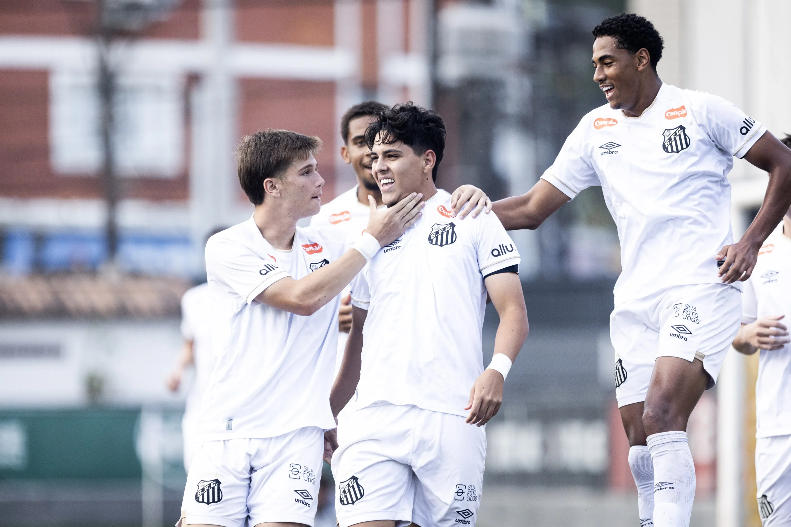 Santos supera expulsão e vence Itapirense no Campeonato Paulista sub-20