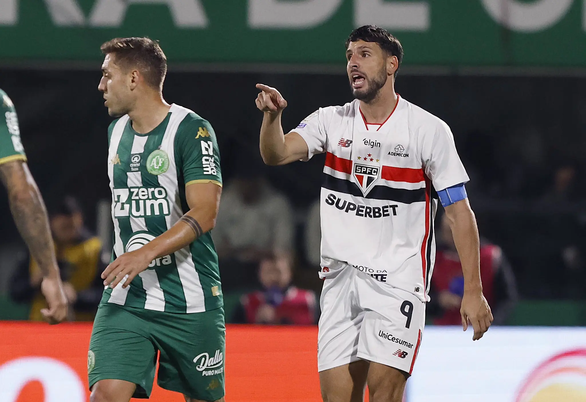 São Paulo amplia jejum após derrota para a Chapecoense no Brasileiro