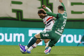 São Paulo e Chapecoense medem forças em confronto decisivo pelo Campeonato Brasileiro