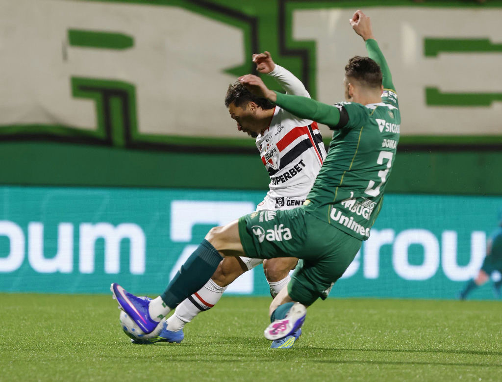 São Paulo e Chapecoense medem forças em confronto decisivo pelo Campeonato Brasileiro