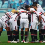São Paulo sofre nova virada no Brasileiro e vê pressão aumentar após revés para o Grêmio