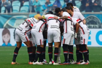 São Paulo sofre nova virada no Brasileiro e vê pressão aumentar após revés para o Grêmio
