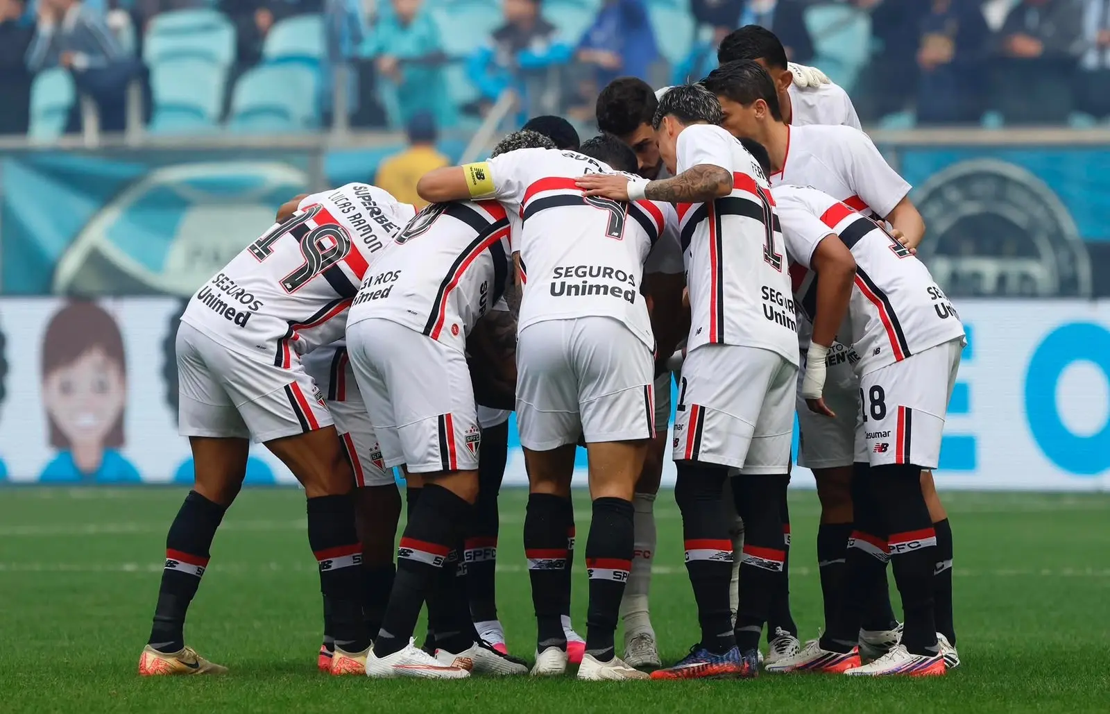 São Paulo sofre nova virada no Brasileiro e vê pressão aumentar após revés para o Grêmio