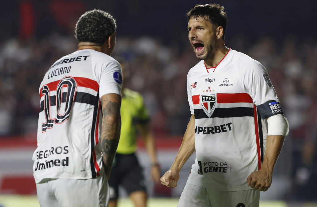 São Paulo supera susto e avança na Sul-americana, buscando virada na temporada