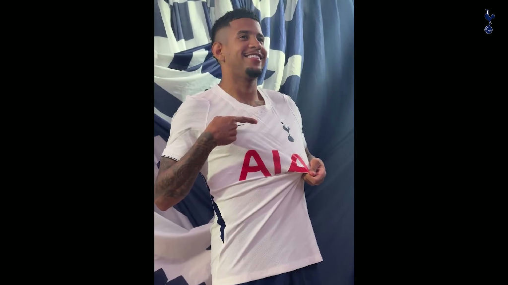 Savinho inicia jornada no Tottenham após transferência do Manchester City
