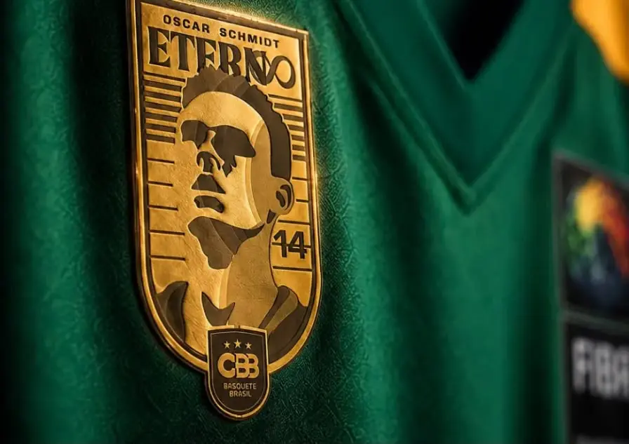 Seleção brasileira de basquete homenageia Oscar Schmidt com patch especial