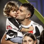 Semelhança entre Colidio e filho de Vegetti diverte torcedores do Vasco