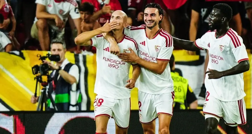 Sevilla conquista virada heroica sobre o Rayo Vallecano na estreia do Campeonato Espanhol