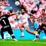 Sevilla supera Athletic Bilbao por 3 a 1 e assume liderança provisória da Laliga após expulsão