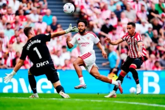 Sevilla supera Athletic Bilbao por 3 a 1 e assume liderança provisória da Laliga após expulsão