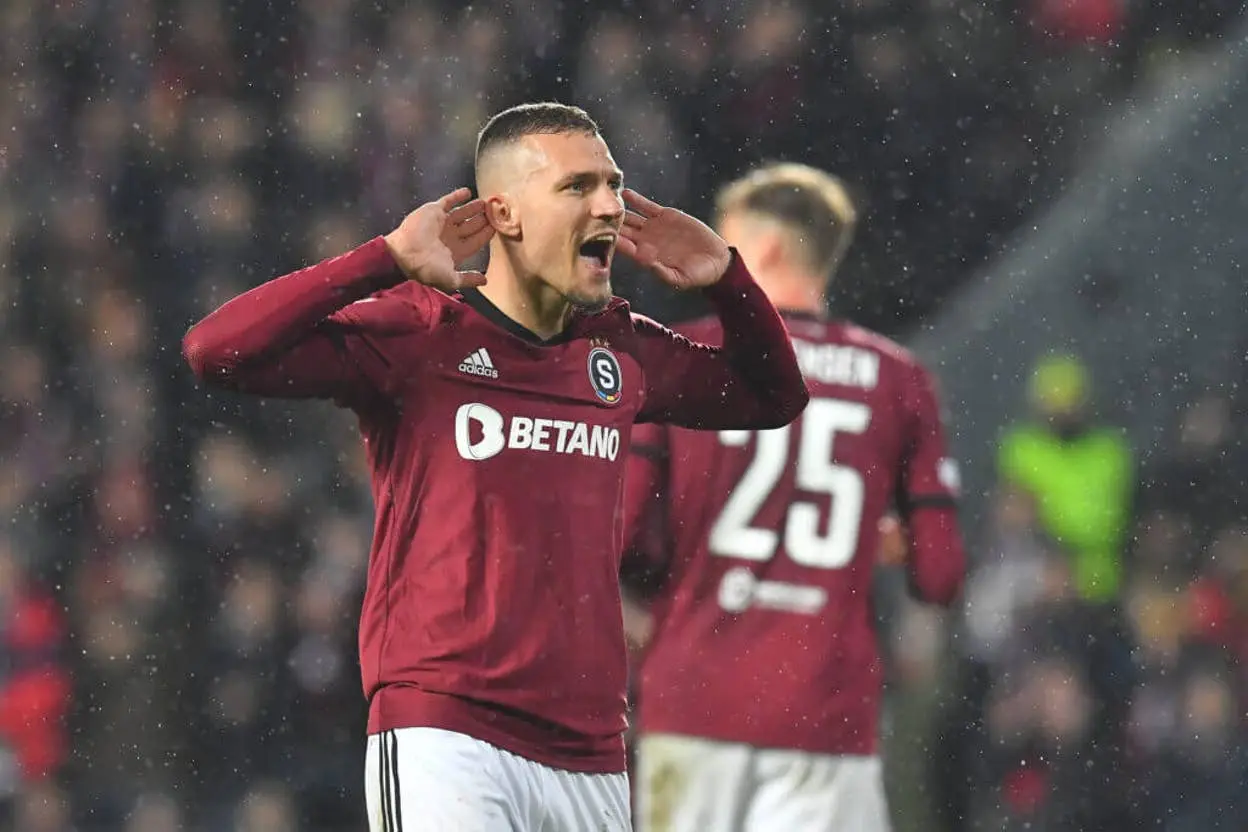 Sparta Praga derrota o Lyon por 2 a 1 e leva vantagem para o jogo de volta da Champions