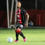 STJD define punições para Cacá e Luan Cândido após duelo entre Vitória e Palmeiras