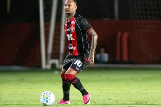 STJD define punições para Cacá e Luan Cândido após duelo entre Vitória e Palmeiras