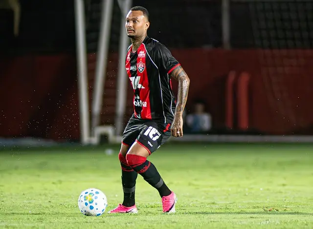 STJD define punições para Cacá e Luan Cândido após duelo entre Vitória e Palmeiras