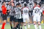 Súmula de Botafogo e Athletico-pr omite gesto antirracista realizado por Ferraresi