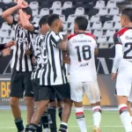 Súmula de Botafogo e Athletico-pr omite gesto antirracista realizado por Ferraresi